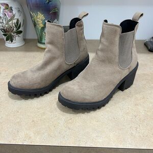 Chelsea Ankle Boots Pull On Lug Sole Block Heel Size 7